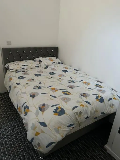 Modern 1 Bed Apartment In Salford-1